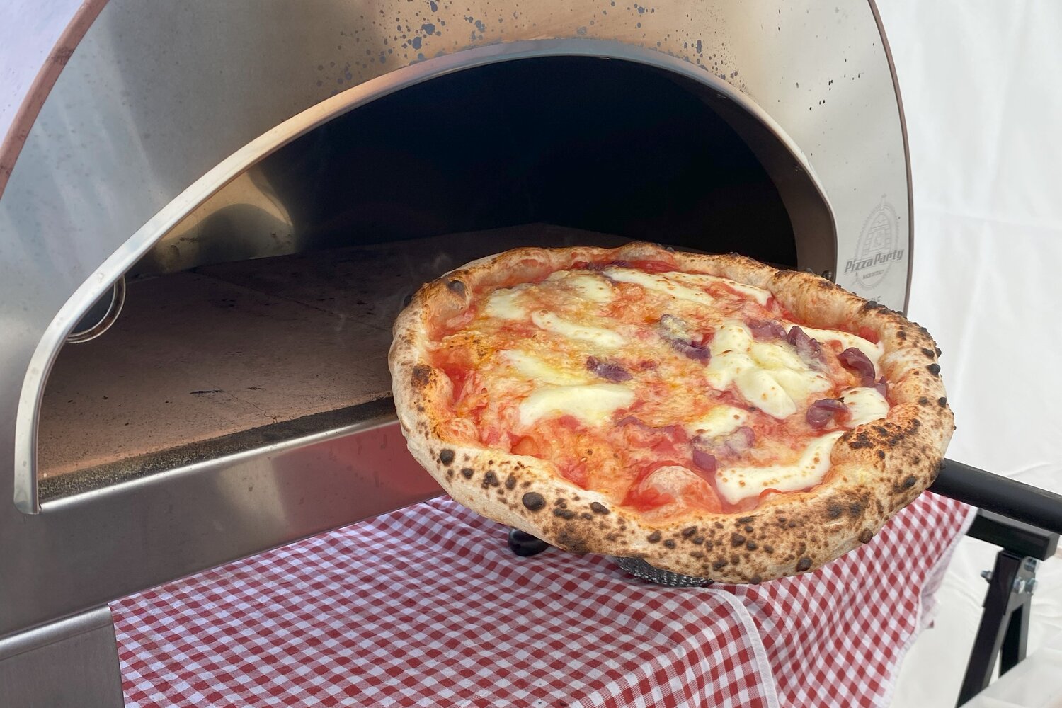 Pizza kommt frisch aus dem mobilen Ofen