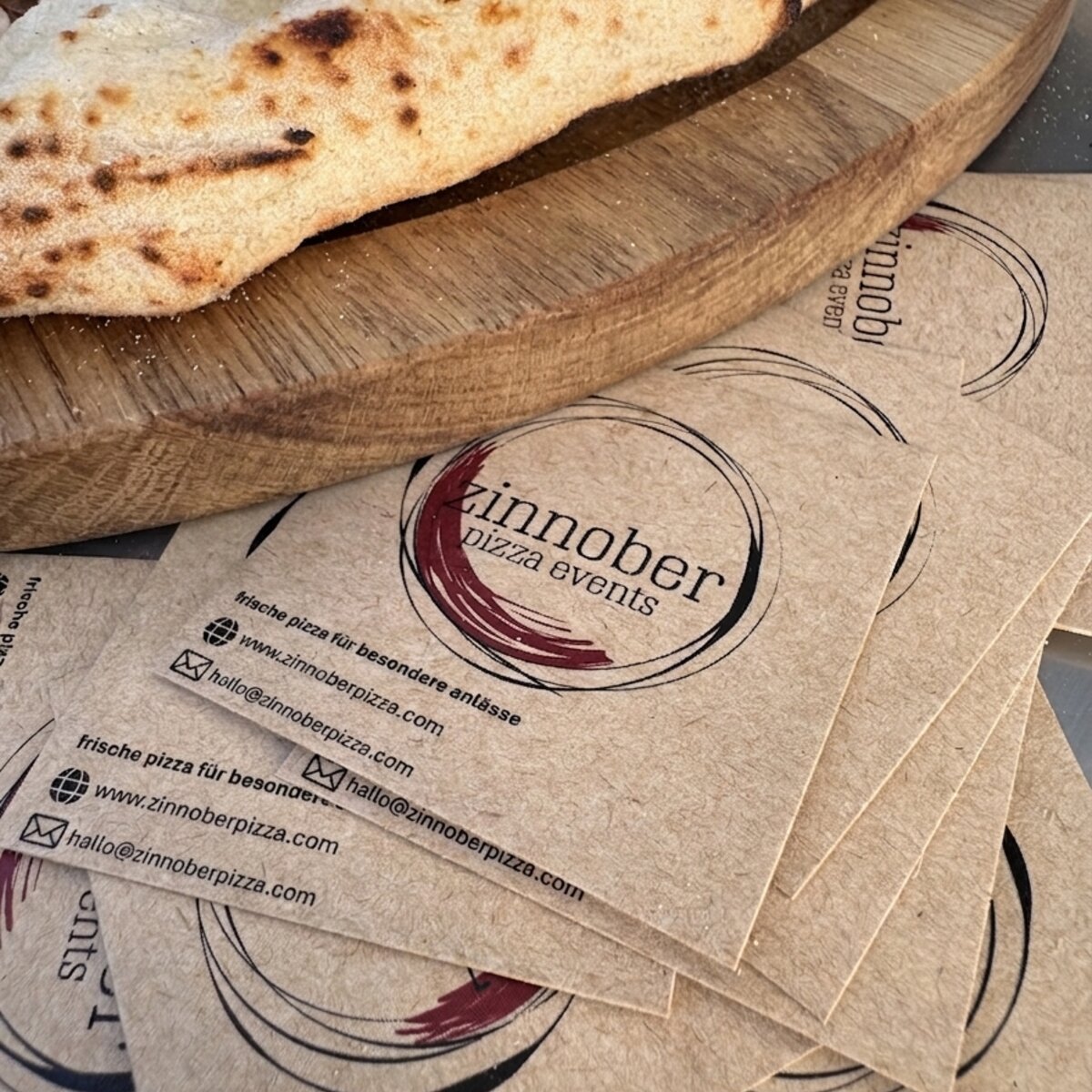 Zinnober Visitenkarten neben frischer Pizza